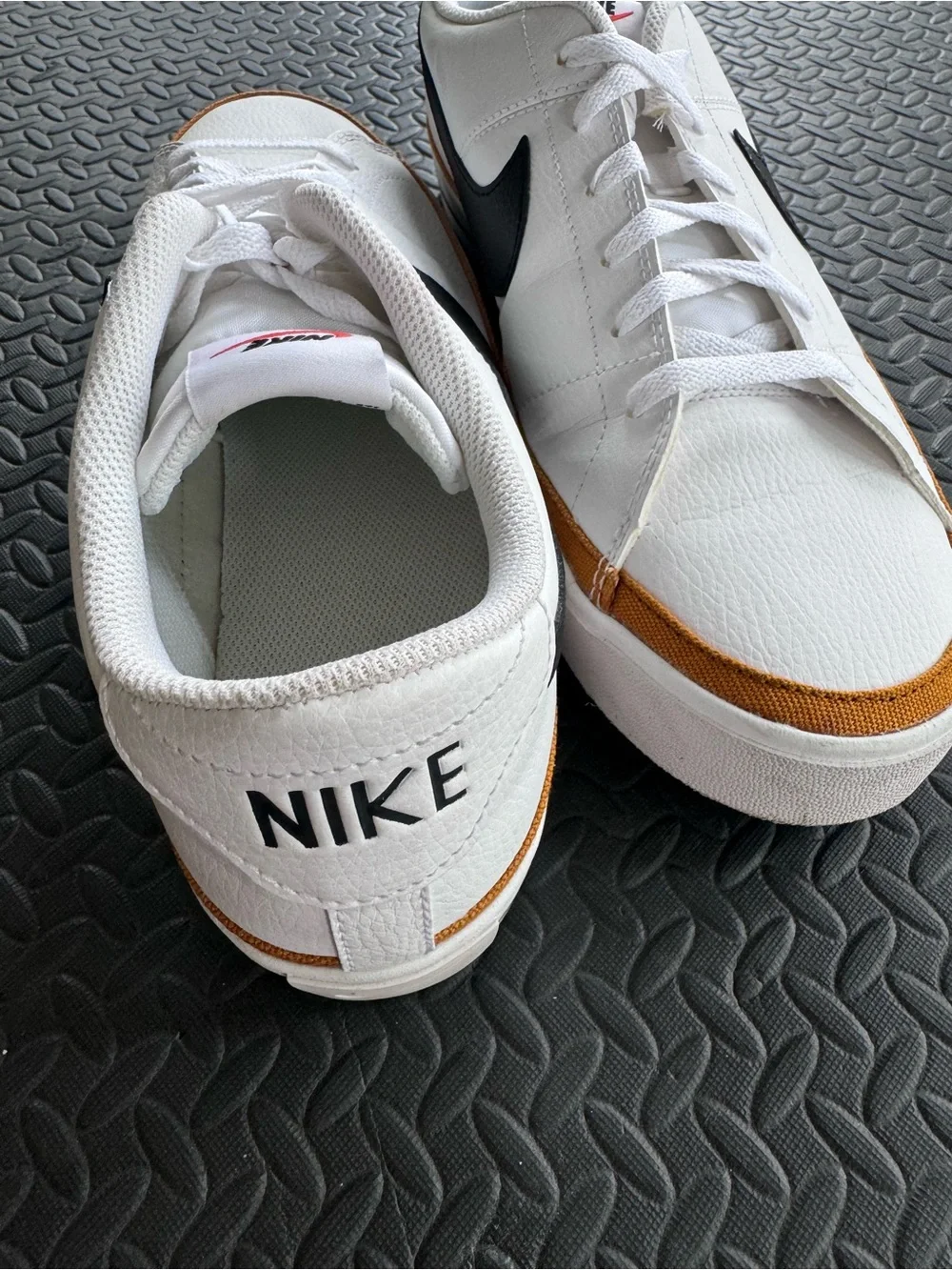 Nike classic low